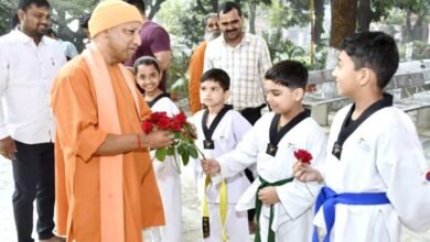 बाल दिवस: बच्चों से मिले सीएम योगी, नन्हे योद्धाओं ने दिया मुख्यमंत्री को गिफ्ट