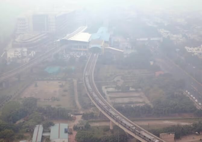 बारिश के बाद दिल्ली-NCR में AQI 400 से नीचे, धुंध तो छंटी लेकिन प्रदूषण से राहत नहीं