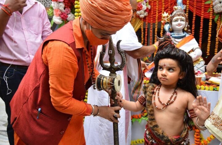 बाल शिव की प्रतिमा मनकामेश्वर मंदिर में की गई भेंट