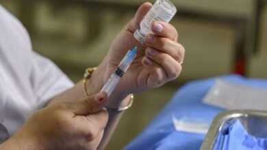 यूपी के हरक में देर रात वैक्सीन लगाने का मामला आया सामने, पुलिस जांच में जुटी