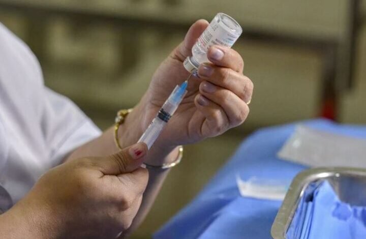 यूपी के हरक में देर रात वैक्सीन लगाने का मामला आया सामने, पुलिस जांच में जुटी