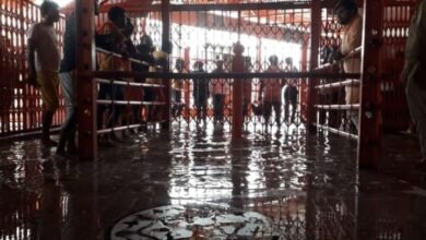 लेटे हुए हनुमान मंदिर तक पहुंचा गंगा का पानी, कपाट बंद