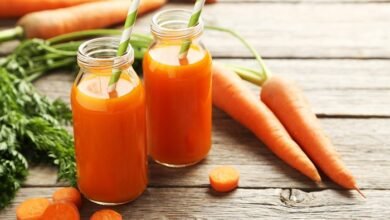 हम सब गाजर का इस्तेमाल ज्यादातर सलाद में करते हैं या फिर सब्जियों में, तो कभी हम उसका हलवा बना लेते हैं। मगर क्या आप जानते है गाजर का जूस भी होता है कितना फायदेमंद? गाजर का जूस