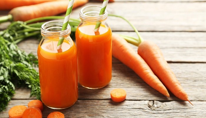 हम सब गाजर का इस्तेमाल ज्यादातर सलाद में करते हैं या फिर सब्जियों में, तो कभी हम उसका हलवा बना लेते हैं। मगर क्या आप जानते है गाजर का जूस भी होता है कितना फायदेमंद? गाजर का जूस