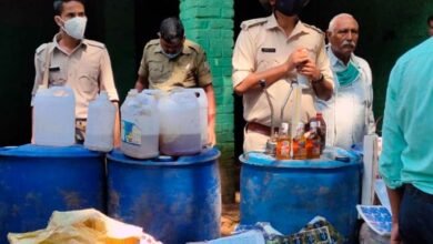 जमशेदपुर में नकली शराब बनाने वाली फैक्टरी पर पड़ा छापा: तीन ड्रम से अधिक स्प्रीट हुई बरामद