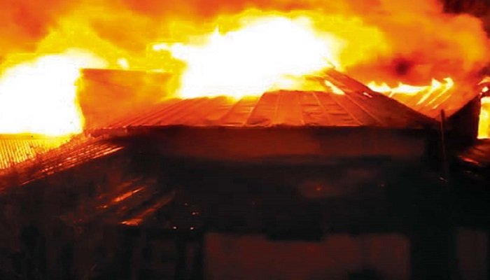 उत्तराखंड: शहर में बीचों-बीच घर में लगी आग, मचा हड़कप
