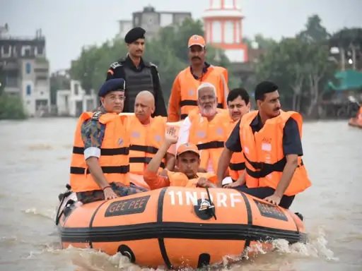 सीएम योगी ने पहले बाढ़ प्रभावित क्षेत्रों का किया निरीक्षण, फिर काशी विश्वनाथ में टेका मत्था