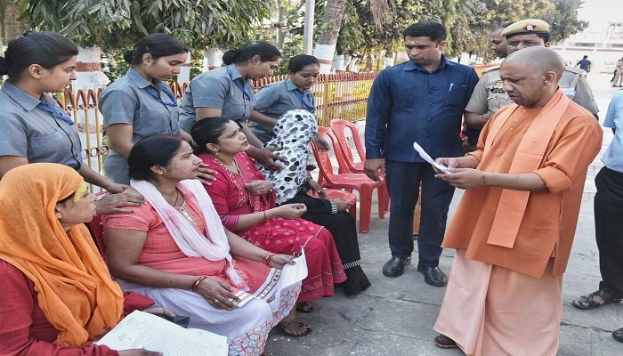 UP News: जनता दरबार में सुनीं समस्‍याएं, CM योगी बोले- भू-माफिया को सिखाएं करारा सबक