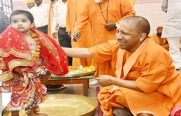 गोरखपुर में सीएम योगी ने कन्या पूजन कर की मातृ शक्ति की आराधना
