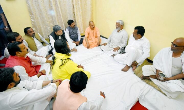 UP News: मिर्जापुर पहुंचे सीएम योगी, मां विंध्यवासिनी के दरबार में टेका मत्था