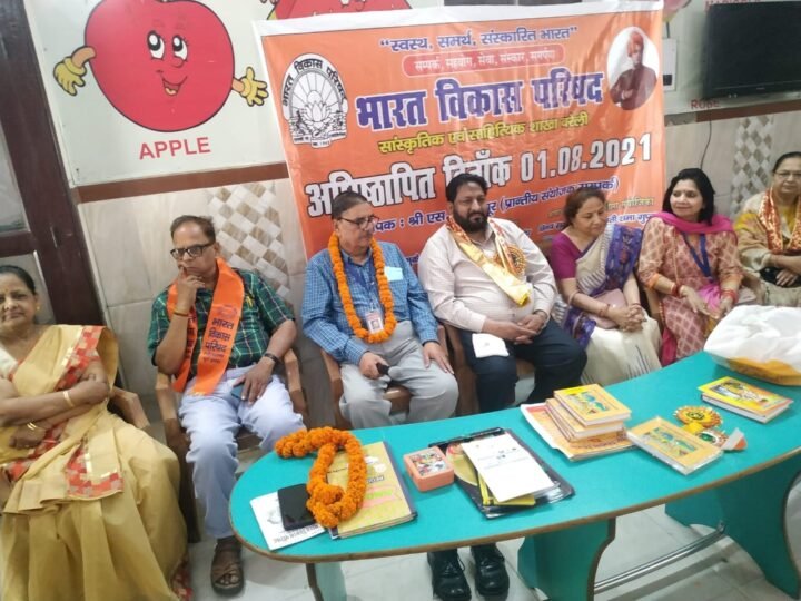 विष्‍णु बाल सदन स्‍कूल में बच्‍चों को वितरित किया गया कॉपी, पेन-पेंसिल और बैग  
