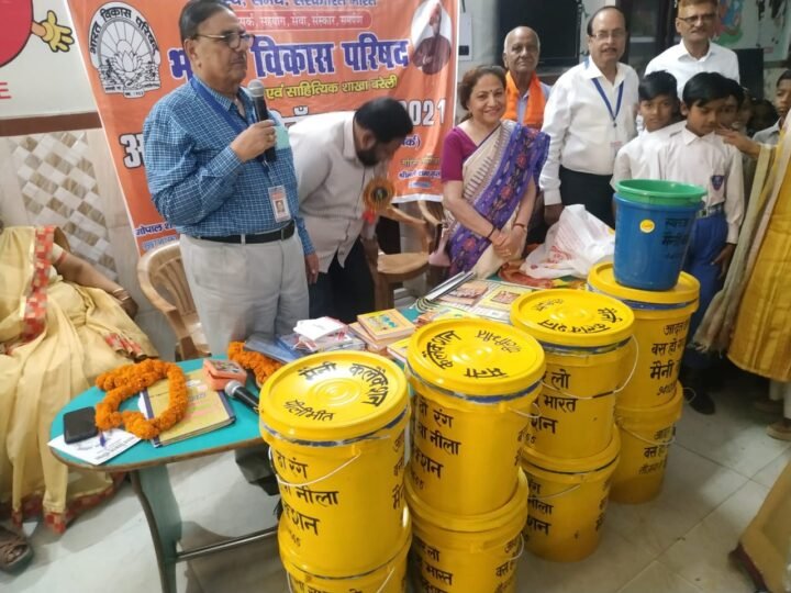 विष्‍णु बाल सदन स्‍कूल में बच्‍चों को वितरित किया गया कॉपी, पेन-पेंसिल और बैग  
