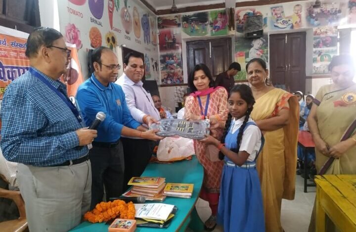 विष्णु बाल सदन स्कूल में बच्चों को वितरित किया गया कॉपी, पेन-पेंसिल और बैग
