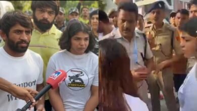 दिल्ली पुलिस पर साक्षी-विनेश को IPL मैच देखने से रोकने का आरोप, मिला ये जवाब