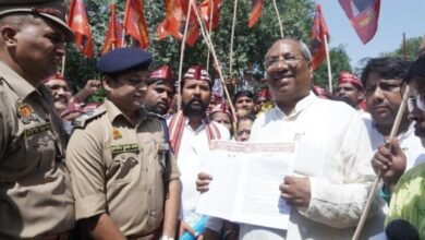निषाद पार्टी का पैदल मार्च, कैबिनेट मंत्री डॉ. संजय निषाद ने किया नेतृत्व