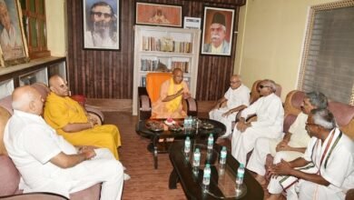 CM Yogi in Ayodhya: मुख्‍यमंत्री योगी ने संतों से की मुलाकात, जाना हालचाल