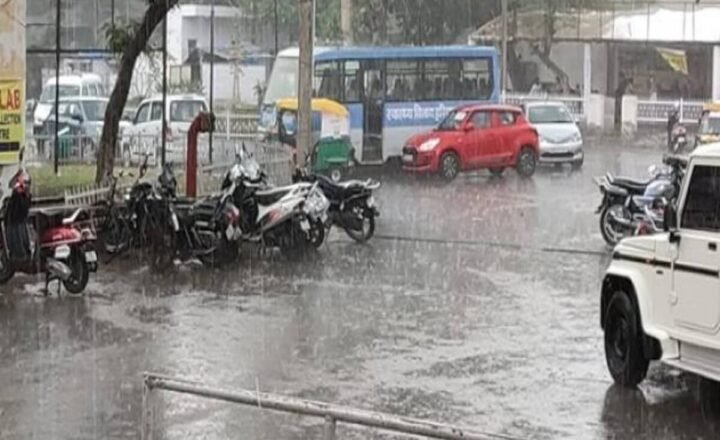 दिल्ली-NCR में भारी बारिश से जलभराव, नोएडा-कर्नाटक में अलर्ट के बाद स्कूल-कॉलेज बंद