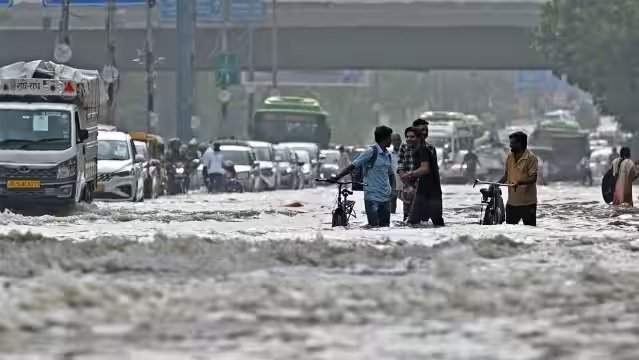दिल्ली में 30 से ज्यादा इलाके जलमग्न, बारिश का यलो अलर्ट; जानिए यमुना का जलस्‍तर