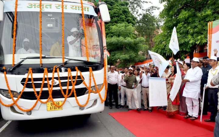 अमृत रथ यात्रा की बसों को किया गया रवाना, पर्यटन मंत्री जयवीर सिंह रहे मौजूद