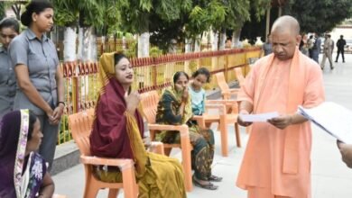 CM Yogi ने जनता दर्शन में सुनीं 200 लोगों की समस्याएं, अधिकारियों को दिए निर्देश