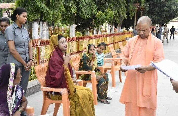 CM Yogi ने जनता दर्शन में सुनीं 200 लोगों की समस्याएं, अधिकारियों को दिए निर्देश
