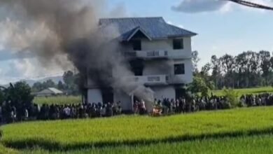 मणिपुर में भीड़ ने जलाया BJP ऑफिस, प्रदर्शनकारियों पर किया गया पैलेट गन का इस्तेमाल