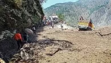 जम्मू-श्रीनगर नेशनल हाईवे पर लैंडस्‍लाइड, चट्टान से टकराने के बाद खाई में गिरा ट्रक; चार लोगों की मौत