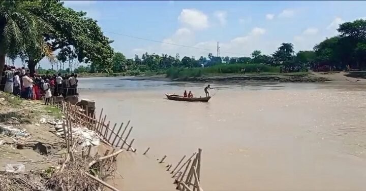 बिहार की बागमती नदी में डूबी बच्‍चों से भरी नाव, सवार थे 30 स्‍कूली बच्चे; 20 को बचाया, 10 लापता