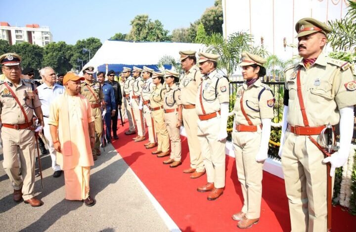 Lucknow: रिजर्व पुलिस लाइन में आयोजित पुलिस स्मृति दिवस परेड में शामिल हुए सीएम योगी