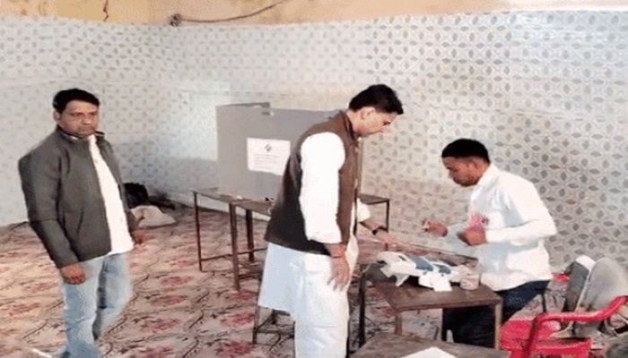 राजस्थान में 199 विधानसभा सीटों पर वोटिंग, गहलोत-वसुंधरा और पायलट ने किया मतदान